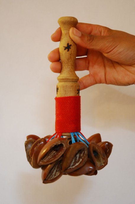 Sonaglio africano - Sonaglio juju del Nigeria con manico legno