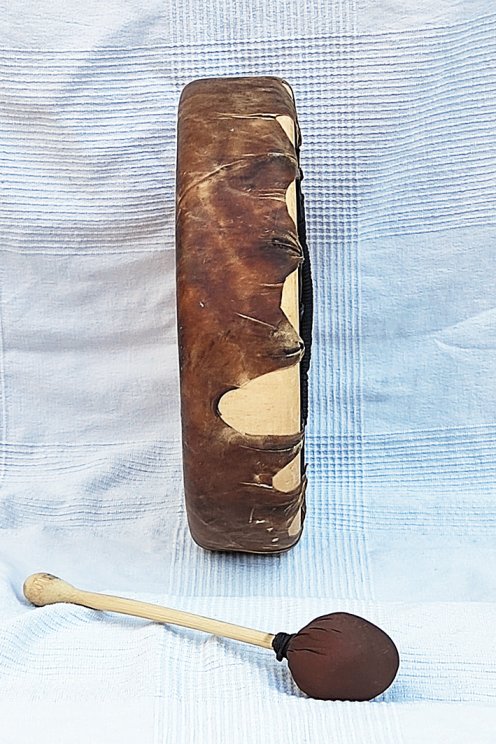 Tamburo rituale sciamanico (tamburo da sciamano) con pelle di cervo