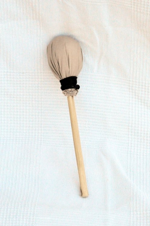 Tamburo rituale sciamanico (tamburo da sciamano) con pelle di mucca