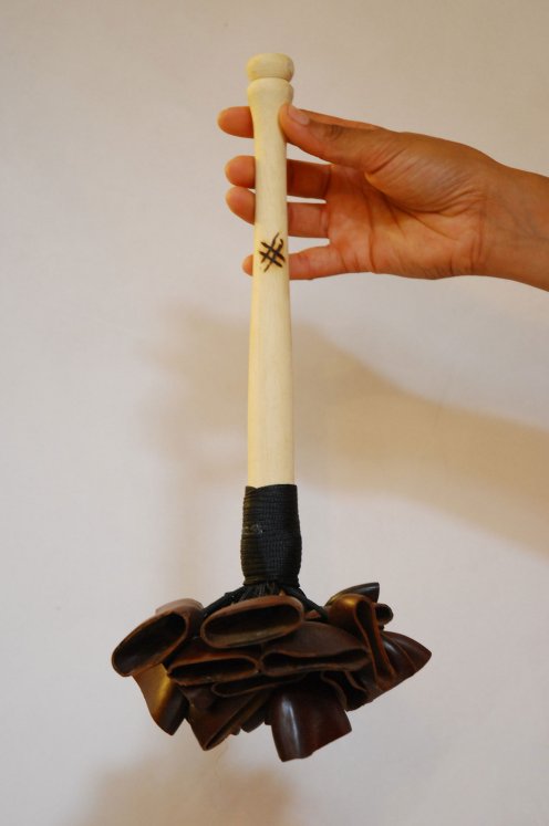 Sonaglio africano - Sonaglio juju del Ghana con manico legno