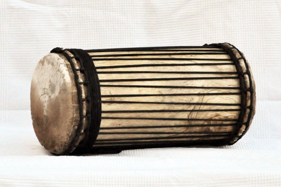 Dundun kenkeni monttagio tradizionale in melina - Tamburo basso dundun della Guinea