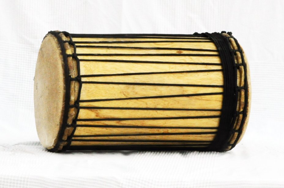 Dundun kenkeni monttagio tradizionale in melina - Tamburo basso dundun della Guinea