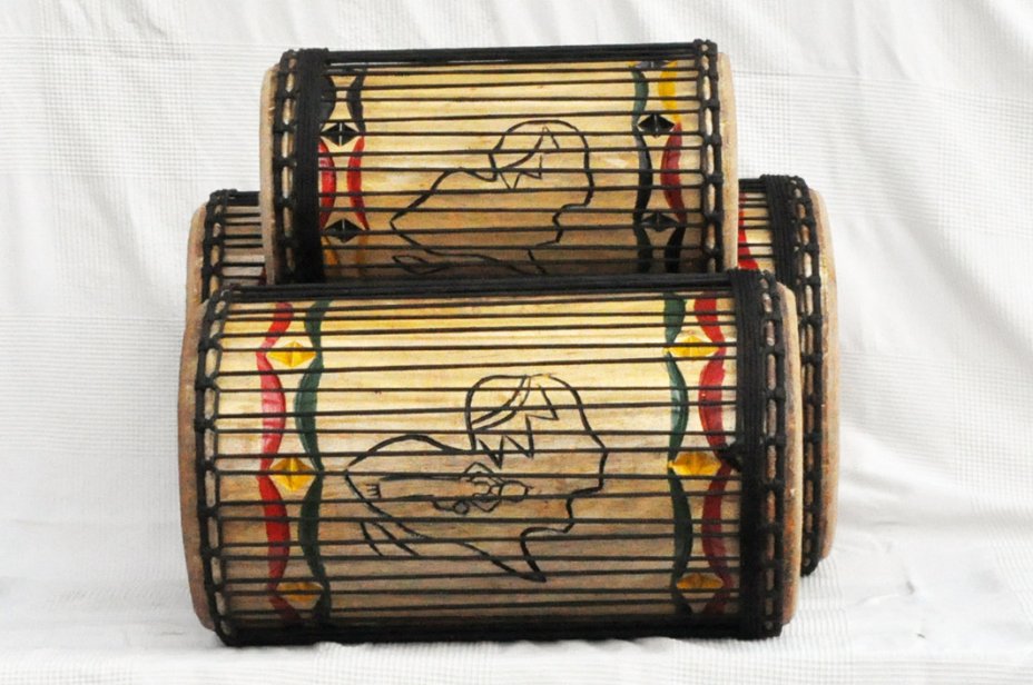 Set di tamburi bassi dundun della Guinea in melina