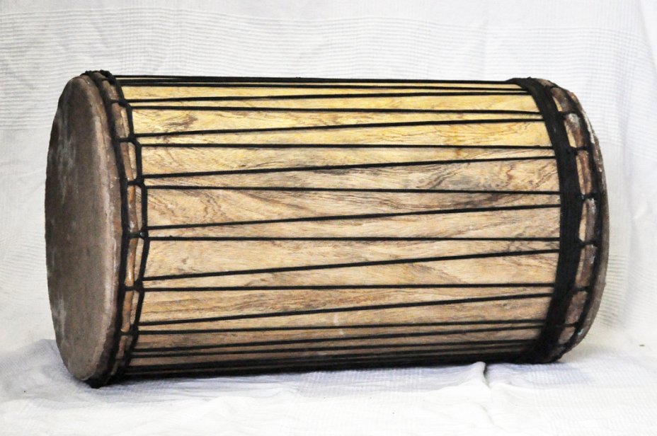 Dundun dundunba monttagio tradizionale in melina - Tamburo basso dundun della Guinea