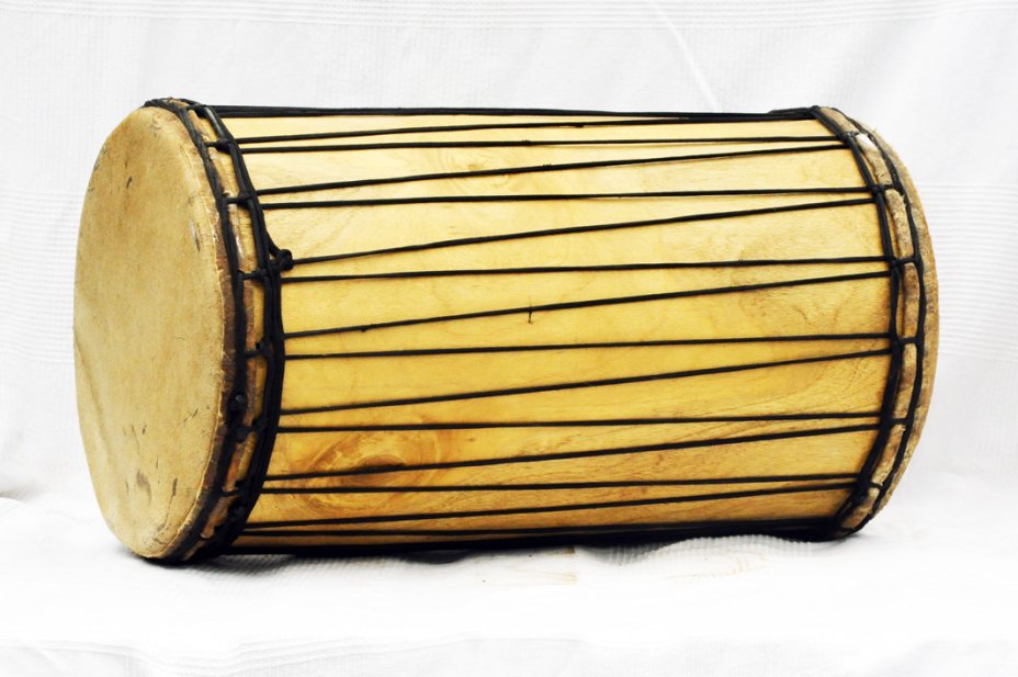 Dundun dundunba monttagio tradizionale in melina - Tamburo basso dundun della Guinea