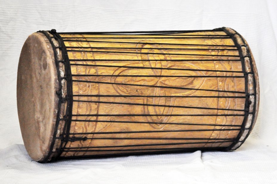 Dundun dundunba monttagio tradizionale in melina - Tamburo basso dundun della Guinea