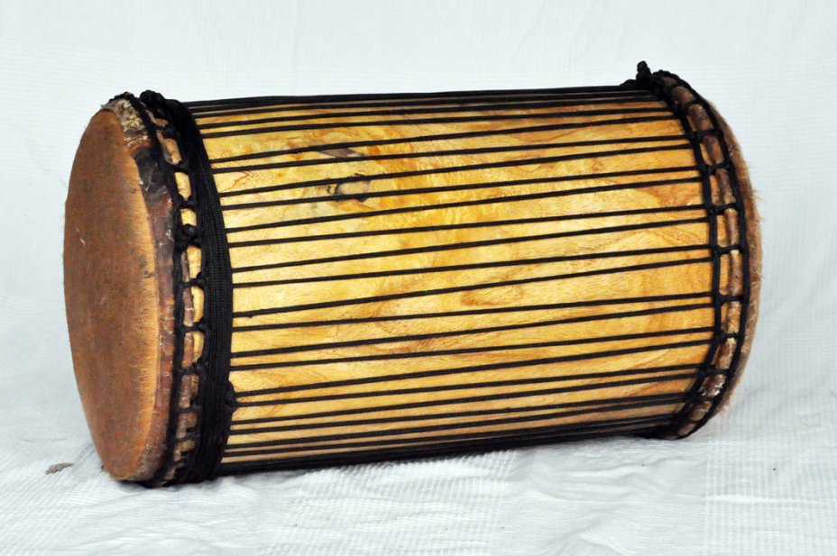 Dundun sangban monttagio tradizionale in melina - Tamburo basso dundun della Guinea