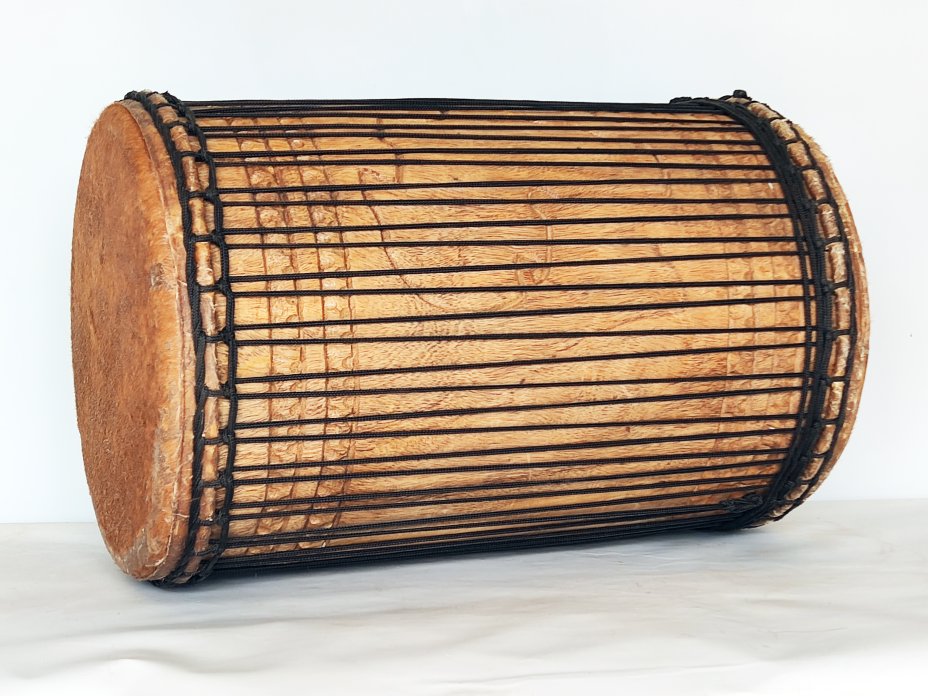 Dundun dundunba monttagio tradizionale in melina - Tamburo basso dundun della Guinea