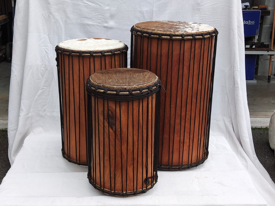 Set di tamburi bassi dundun del Mali in lenke