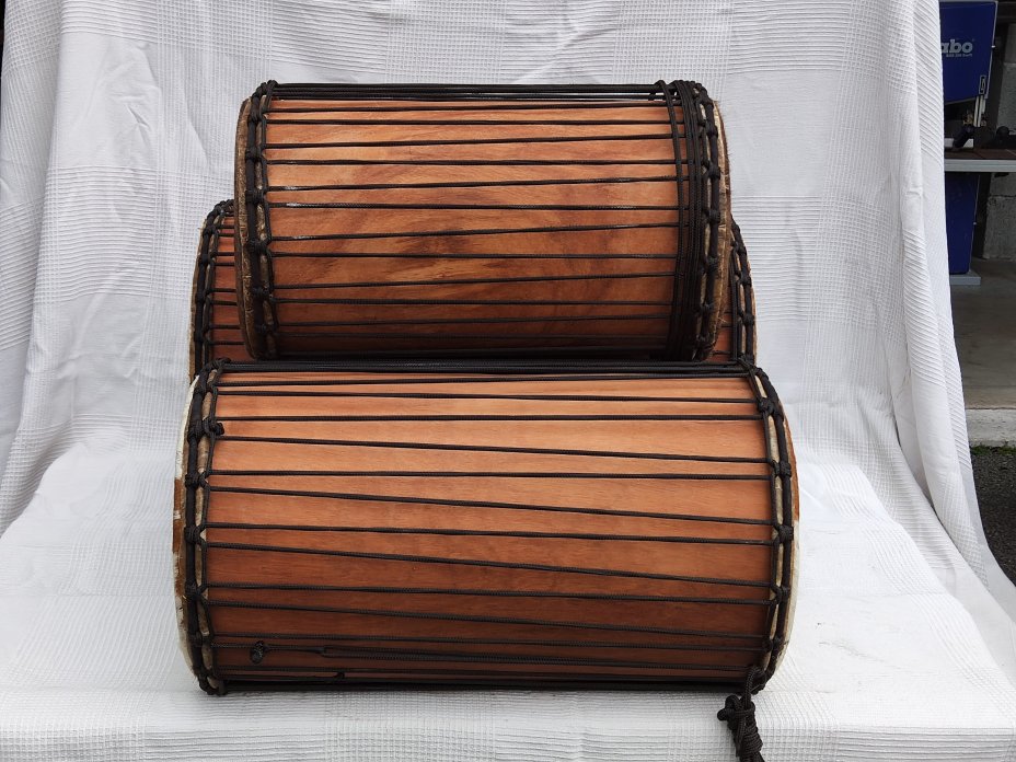 Set di tamburi bassi dundun del Mali in lenke