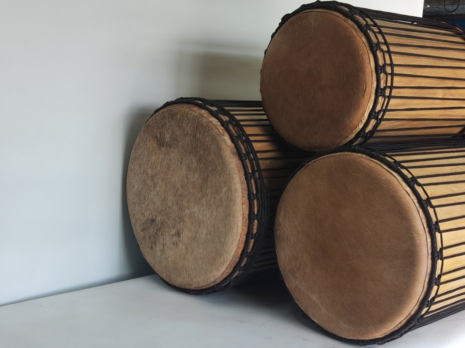 Serie di tamburi bassi dunun - Set di dundun della Guinea