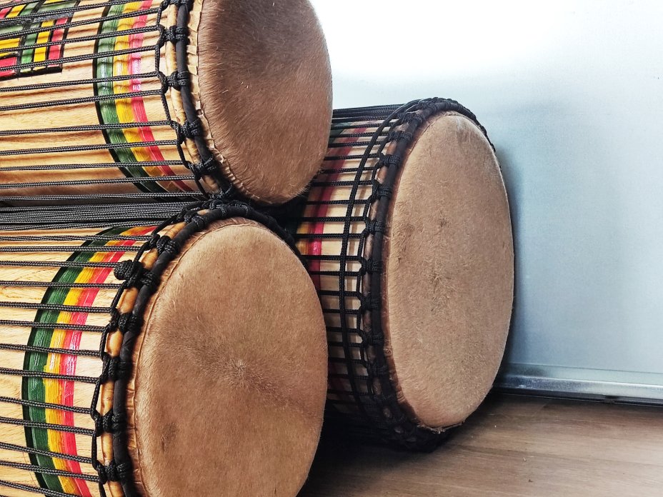 Serie di tamburi bassi dunun - Set di dundun della Guinea