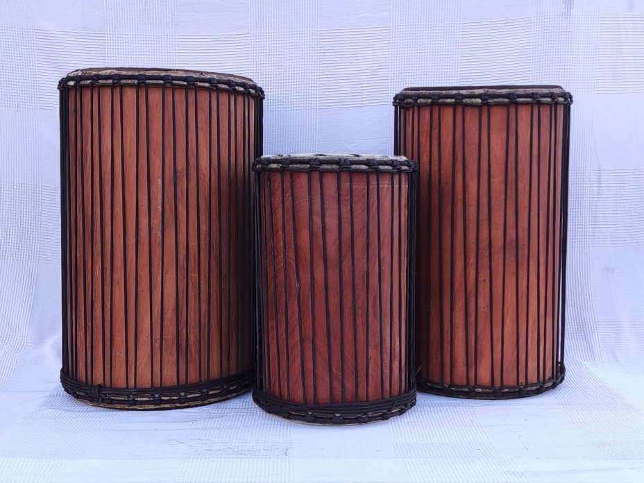 Set di tamburi bassi dundun del Mali in lenke