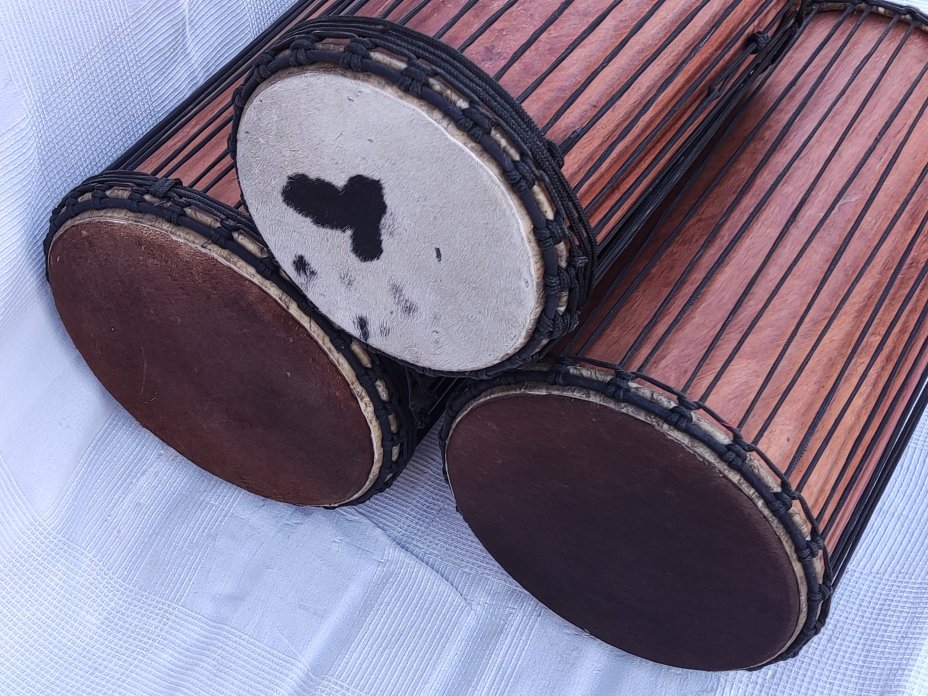 Set di tamburi bassi dundun del Mali in lenke