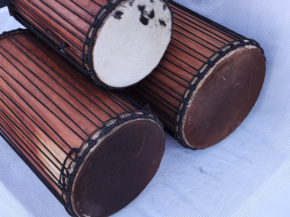 Set di tamburi bassi dundun del Mali in lenke