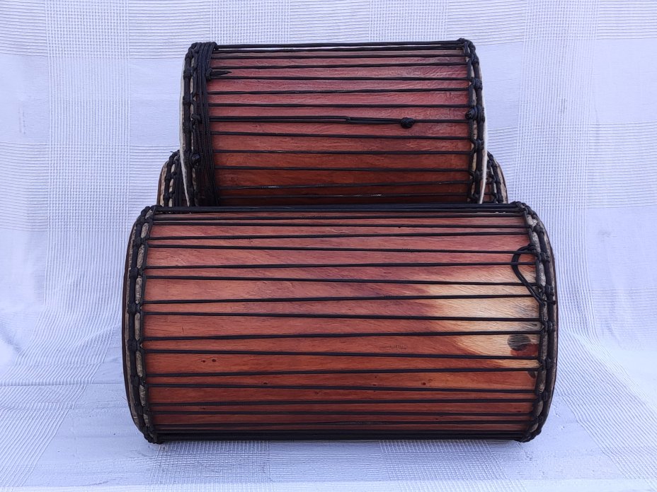 Set di tamburi bassi dundun del Mali in lenke